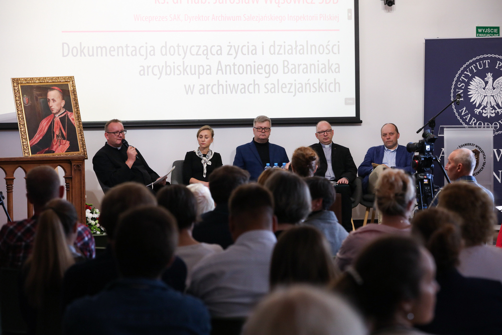 Ogólnopolska konferencja naukowa „Materiały do życia i działalności abp. Antoniego Baraniaka w archiwach kościelnych i państwowych” – Warszawa, 27 września 2024. Fot. Mikołaj Bujak (IPN)