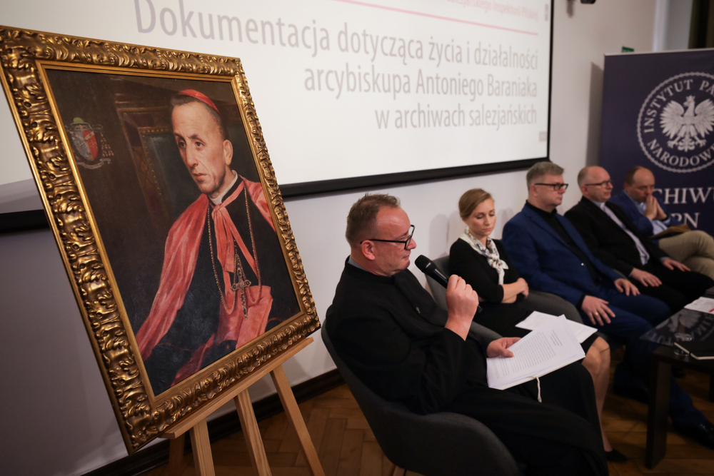 Ogólnopolska konferencja naukowa „Materiały do życia i działalności abp. Antoniego Baraniaka w archiwach kościelnych i państwowych” – Warszawa, 27 września 2024. Fot. Mikołaj Bujak (IPN)
