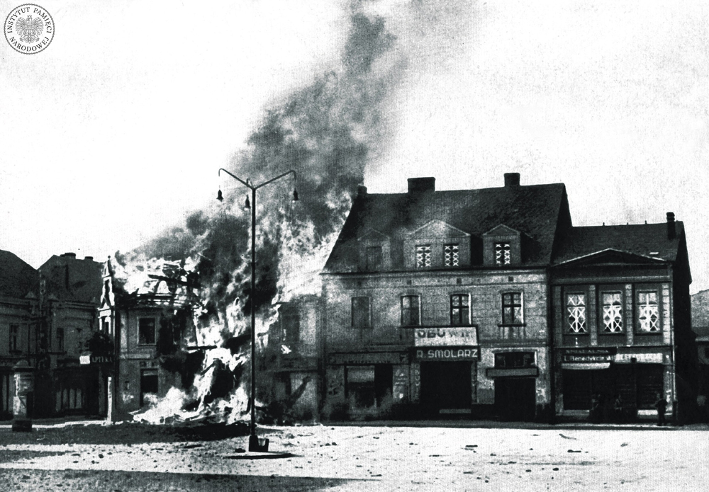 Płonąca apteka na Rynku w Inowrocławiu, wrzesień 1939 r. Fot. AIPN