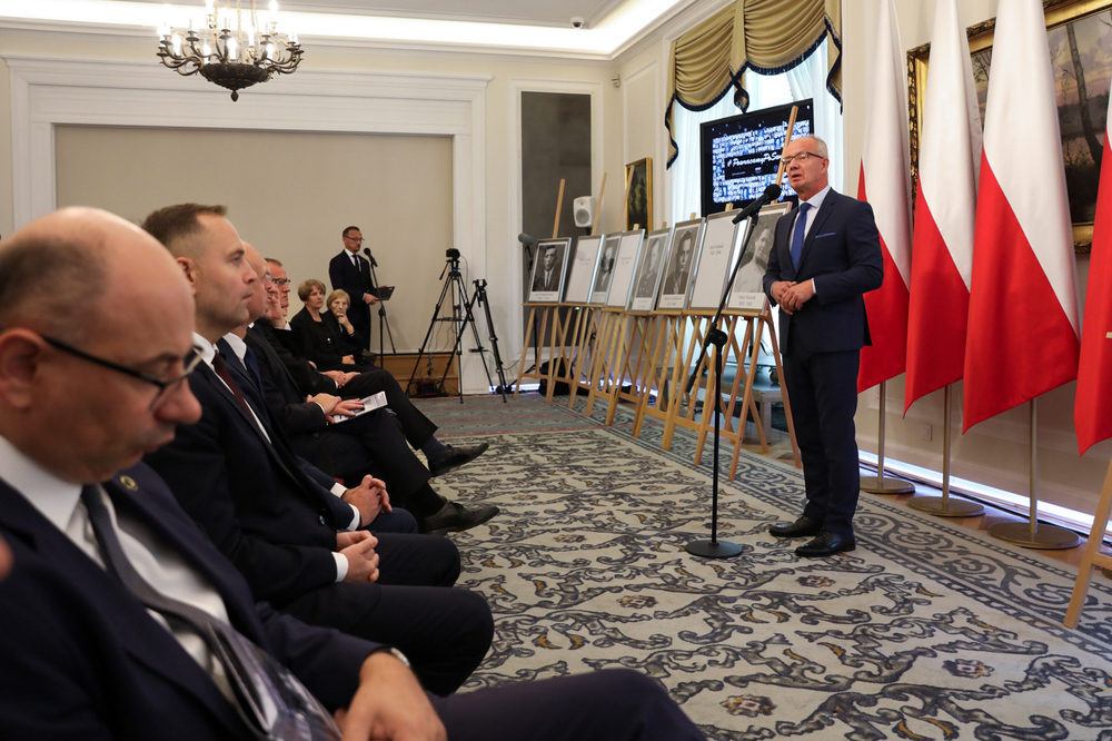 Znamy nazwiska kolejnych 17 zidentyfikowanych ofiar totalitaryzmów. Na zdj. (L) zastępca prezesa IPN dr Mateusz Szpytma, prezes IPN dr Karol Nawrocki, (P) zastępca prezesa IPN dr hab. Krzysztof Szwagrzyk – Warszawa, 1 października 2024. Fot. Mikołaj Bujak (IPN)