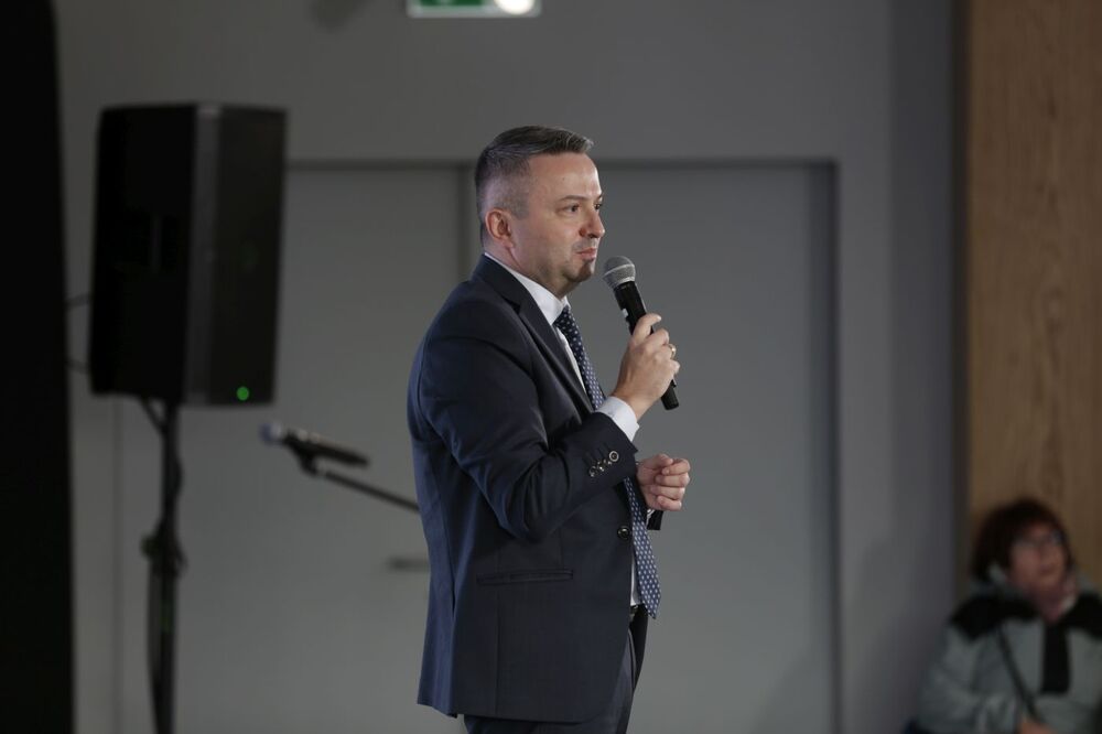 Instytut Trzeciego Wieku – inauguracja roku akademickiego 2024/2025 – Warszawa, 1 października 2024. Na zdj. dyrektor Biura Badań Historycznych dr Sebastian Pilarski. Fot. Rafał Pękalski (IPN)