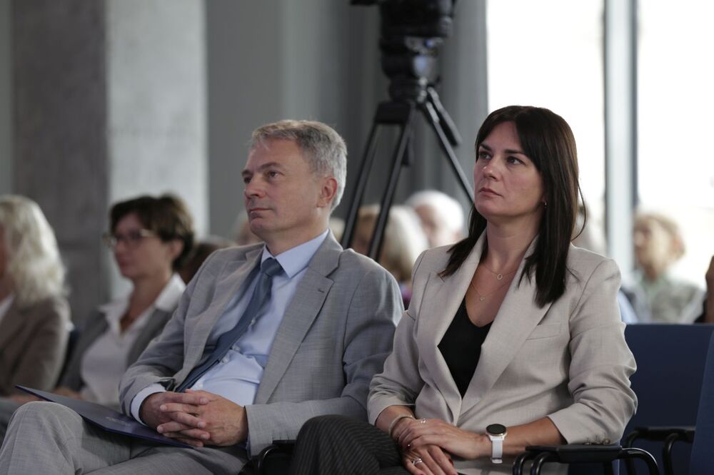 Instytut Trzeciego Wieku – inauguracja roku akademickiego 2024/2025 – Warszawa, 1 października 2024. Na zdj. od lewej: dyrektor Biura Edukacji Narodowej IPN dr Adam Pleskaczyński, dyrektor Wydawnictwa IPN Karolina Imianowska. Fot. Rafał Pękalski (IPN)