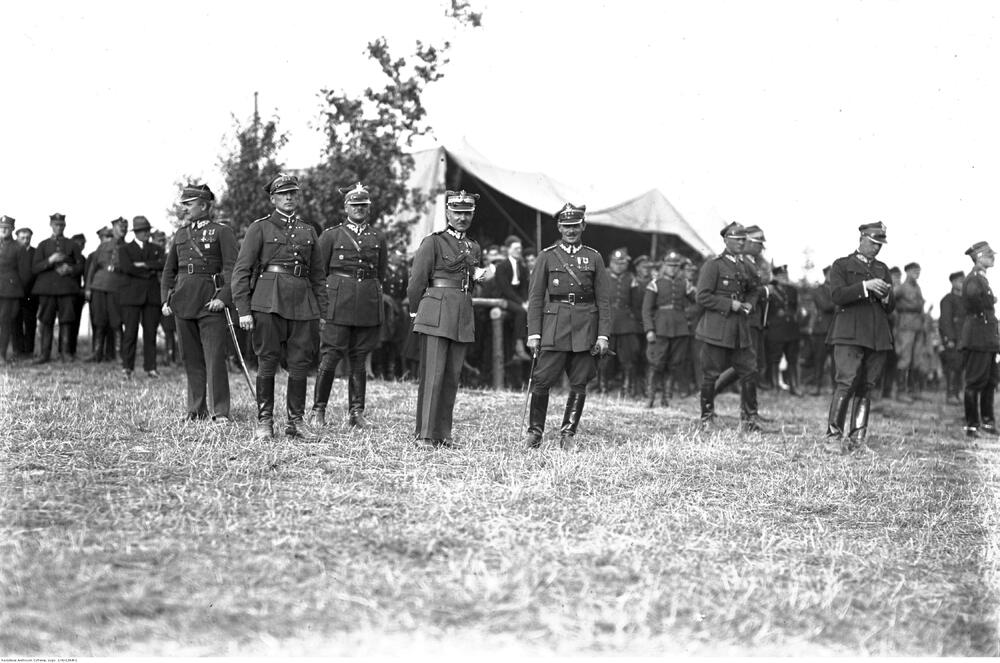 Gen. Eugeniusz Tinz, na pierwszym planie w środku (fot. NAC)