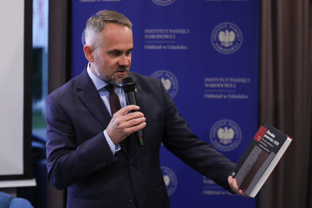 Dyskusja o książce dr. Tomasza Cerana „Zbrodnia pomorska 1939. Początek ludobójstwa niemieckiego w okupowanej Polsce”. Na zdj. dr Marek Szymaniak, dyrektor gdańskiego IPN – Starogard Gdański, 3 października 2024. Fot. Mikołaj Bujak (IPN)