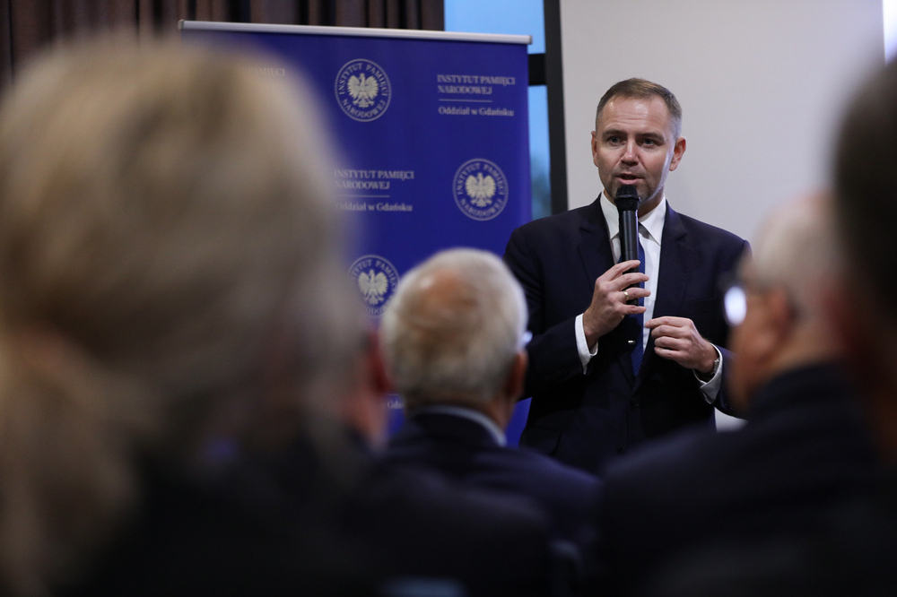 Prezes IPN dr Karol Nawrocki podczas dyskusji o książce dr. Tomasza Cerana „Zbrodnia pomorska 1939. Początek ludobójstwa niemieckiego w okupowanej Polsce” – Starogard Gdański, 3 października 2024. Fot. Mikołaj Bujak (IPN)