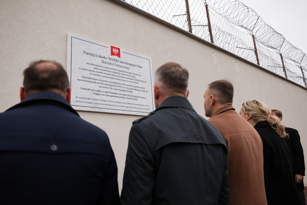 Przedstawiciele IPN oraz radni Starogardu Gdańskiego oddali hołd ofiarom Zbrodni Pomorskiej pod pamiątkową tablicą zamieszczoną na murze Aresztu Śledczego – Starogard Gdański, 3 października 2024. Fot. Mikołaj Bujak (IPN)