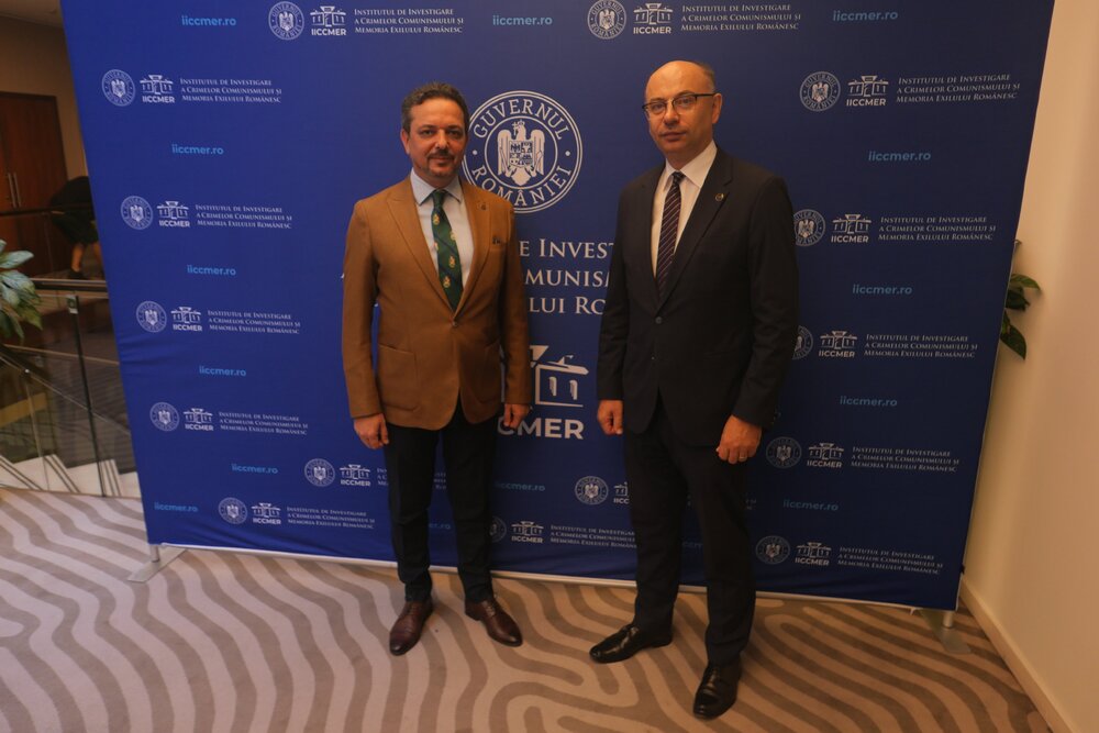 Międzynarodowa konferencja naukowa „35 lat po upadku reżimów totalitarnych w Europie”. Na zdj. od lewej: Florin-Daniel Șandru, prezes wykonawczy IICCMER oraz zastępca prezesa IPN dr Mateusz Szpytma – Bukareszt (Rumunia), 3 października 2024. Fot. Przemysław Janiga (IPN)