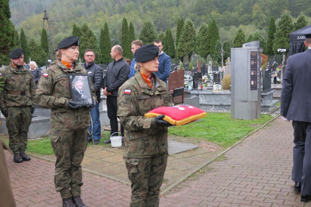 W Rytrze pochowano kpt. Jana Brzeskiego, żołnierza 1. Polskiej Dywizji Pancernej – 5 października 2024. Fot. IPN