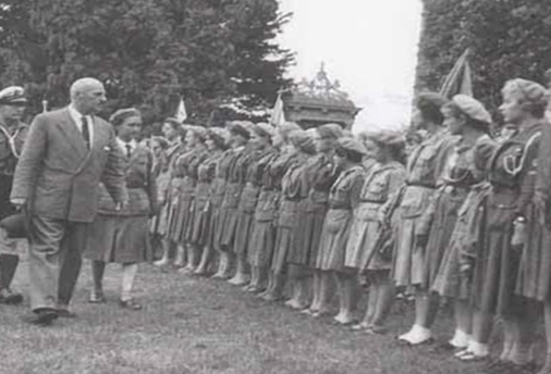 Harcmistrzyni Łucja Golińska obok gen. Władysława Andersa w Lilford Park, 1960 r. (fot. ze zbiorów Iwony Golińskiej)