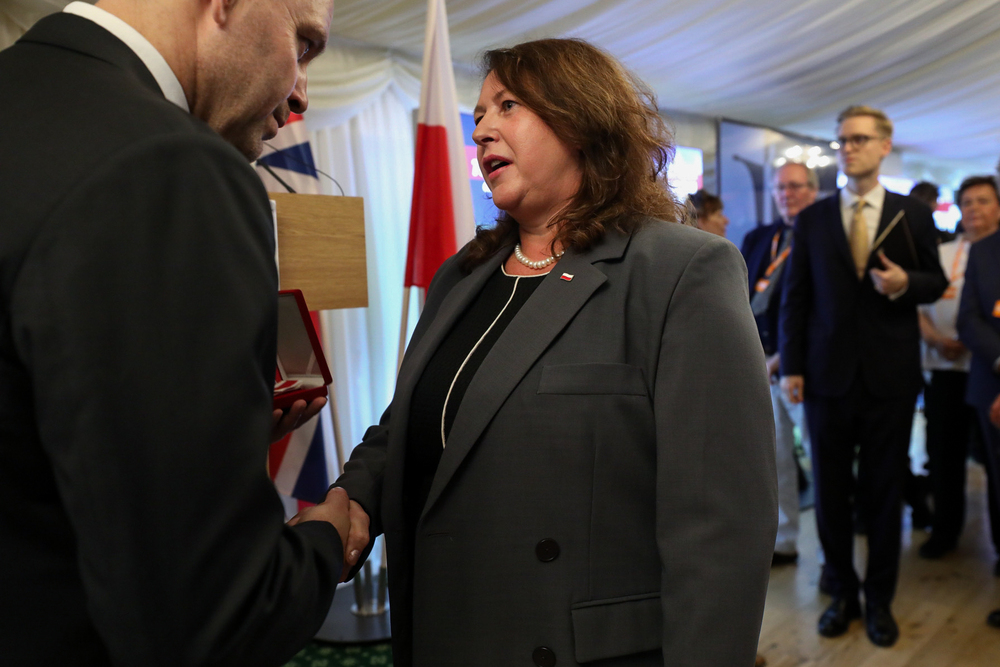 Prezentacja wystawy współorganizowana przez Instytut Pamięci Narodowej w Parlamencie Brytyjskim. Na zdj. prezes IPN dr Karol Nawrocki i laureatka nagrody Ambasador Polskiej Historii Iwona Golińska – 7 października 2024. Fot. Mikołaj Bujak (IPN)