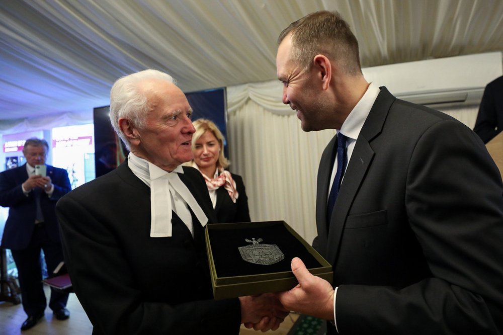 Prezentacja wystawy współorganizowana przez Instytut Pamięci Narodowej w Parlamencie Brytyjskim. Na zdj. Lord Speaker John Francis McFall, Baron McFall of Alcluith (L) i prezes IPN dr Karol Nawrocki (P) – 7 października 2024. Fot. Mikołaj Bujak (IPN)