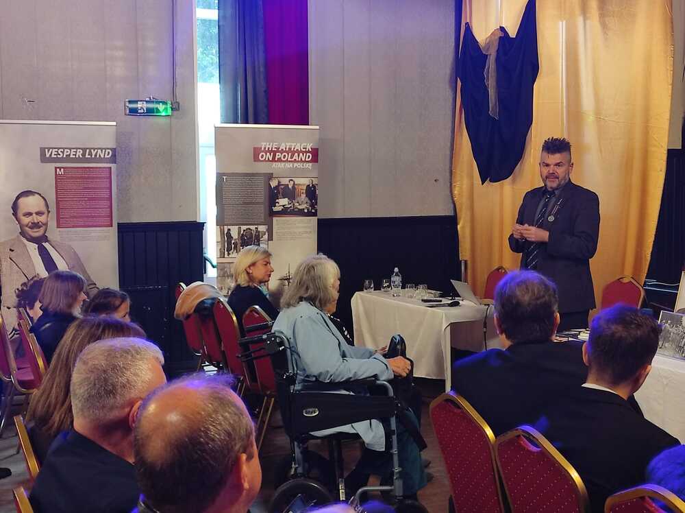 Delegacja IPN z wizytą w londyńskim Klubie Orła Białego. Na zdj. prof. Hal Sosabowski – 6 października 2024. Fot. IPN