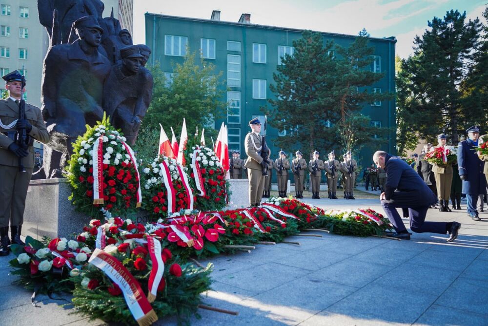 Obchody 84. rocznicy powołania Batalionów Chłopskich. Wieniec od Instytutu Pamięci Narodowej złożył zastępca prezesa dr Mateusz Szpytma. – Warszawa, 8 października 2024. Fot. Mateusz Niegowski (IPN)