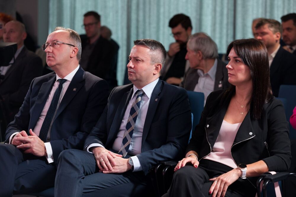 Międzynarodowa konferencja naukowa „Communist Parties in the Soviet Bloc in 1985–1989. Fall of the system” – Warsaw, 9–10 October 2024. Na zdj. od lewej zastępca prezesa IPN dr hab. Karol Polejowski, dyrektor Biura Badań Historycznych dr Sebastian Pilarski, dyrektor Wydawnictwa IPN Karolina Imianowska. Fot. Mikołaj Bujak (IPN)