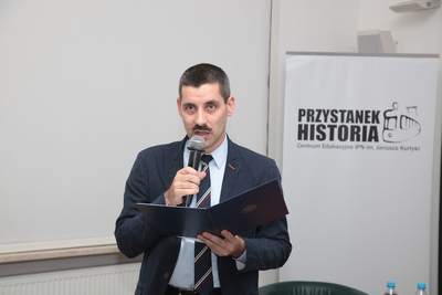 List od prezesa IPN dr. Jarosława Szarka odczytał dr hab. Mirosław Szumiło. Fot. Piotr Życieński (IPN)