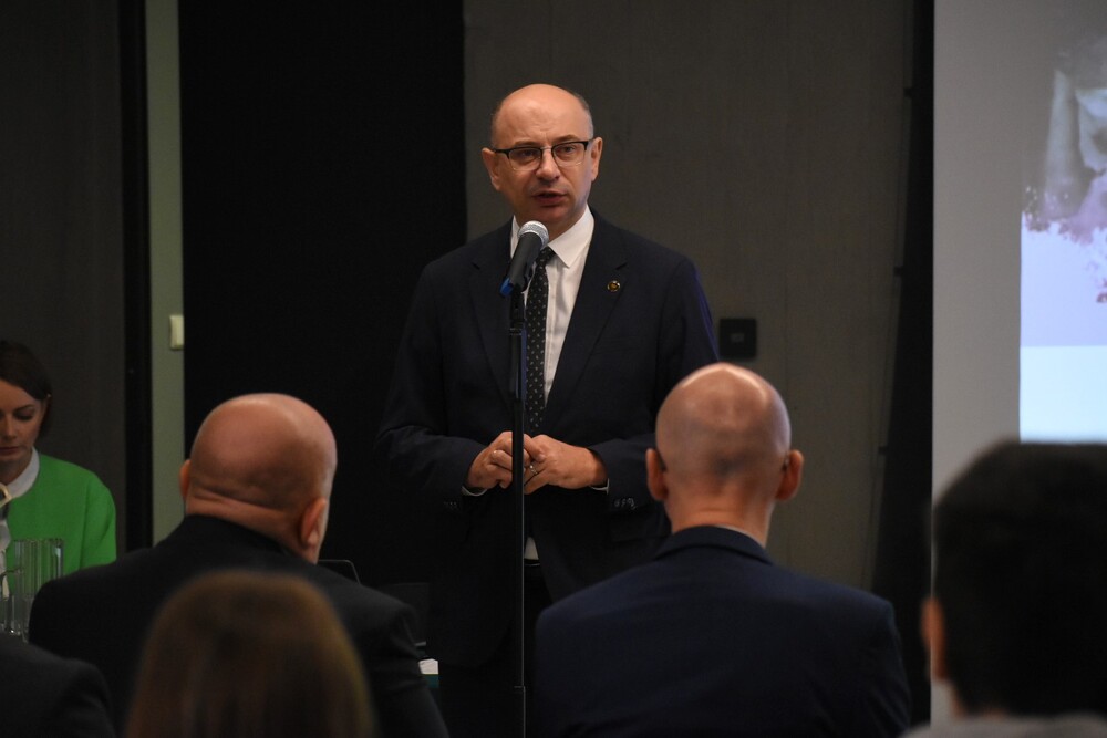 Konferencja „Wieś polska podczas II wojny światowej – Rodzina. Wojna. Pamięć” – Michniów, 9 października 2024. Na zdj. zastępca prezesa IPN dr Mateusz Szpytma. Fot. Dariusz Skrzyniarz (IPN)