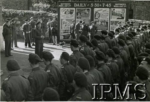 Wielkanoc w 1. Samodzielnej Kompanii Komandosów, dowódca kompanii kpt. Władysław Smrokowski składa życzenia żołnierzom. Caernarfon, Walia, Wielka Brytania, wiosna 1943 r. (fot. Instytut Polski i Muzeum im. gen. Sikorskiego w Londynie, zdjęcie udostępnione przez Fundację Ośrodka KARTA)