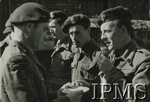 Wielkanoc w 1 Samodzielnej Kompanii Komandosów. Dowódca jednostki kpt. Władysław Smrokowski (z lewej). Caernarfon, Walia, Wielka Brytania, wiosna 1943 r. (fot. Instytut Polski i Muzeum im. gen. Sikorskiego w Londynie, zdjęcie udostępnione przez Fundację Ośrodka KARTA)