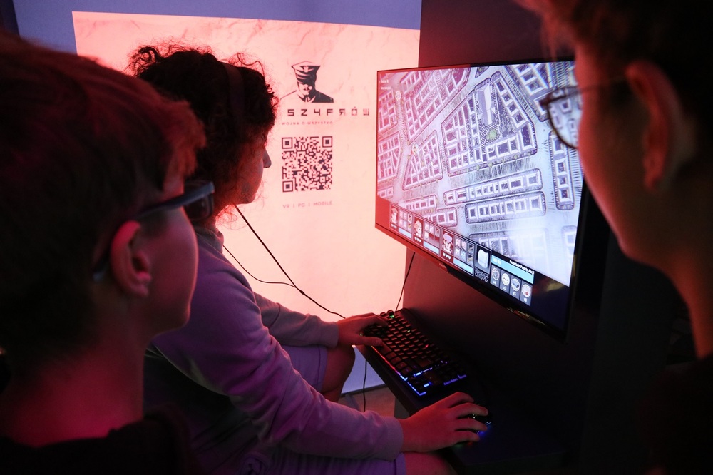 Mobilny Przystanek Historia Przyszłości już dostępny we Włoszczowie. Fot. Dariusz Skrzyniarz (IPN)