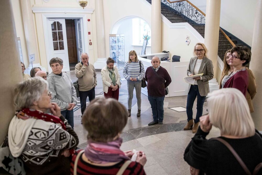 Zajęcia dla słuchaczy Instytutu Trzeciego Wieku na wystawie Droga i dziedzictwo. Dzieje rodziny Moszoro – Warszawa, 14 października 2024. Fot. Katarzyna Adamów (IPN)