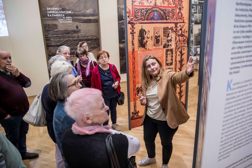 Zajęcia dla słuchaczy Instytutu Trzeciego Wieku na wystawie Droga i dziedzictwo. Dzieje rodziny Moszoro – Warszawa, 14 października 2024. Fot. Katarzyna Adamów (IPN)