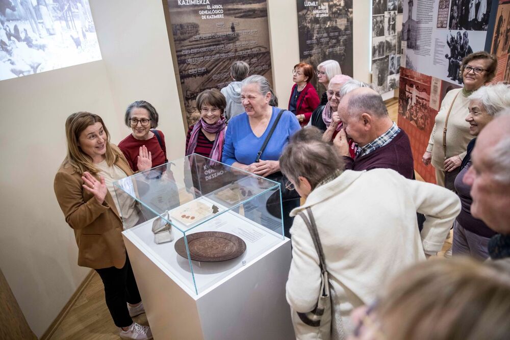 Zajęcia dla słuchaczy Instytutu Trzeciego Wieku na wystawie Droga i dziedzictwo. Dzieje rodziny Moszoro – Warszawa, 14 października 2024. Fot. Katarzyna Adamów (IPN)
