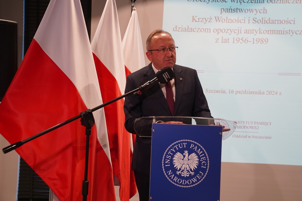 Uroczystość wręczenia odznaczeń państwowych działaczom opozycji antykomunistycznej z lat 1956–1989. Na zdj. zastępca prezesa IPN dr hab. Karol Polejowski – Szczecin, 16 października 2024. Fot. Marcin Górka (IPN)