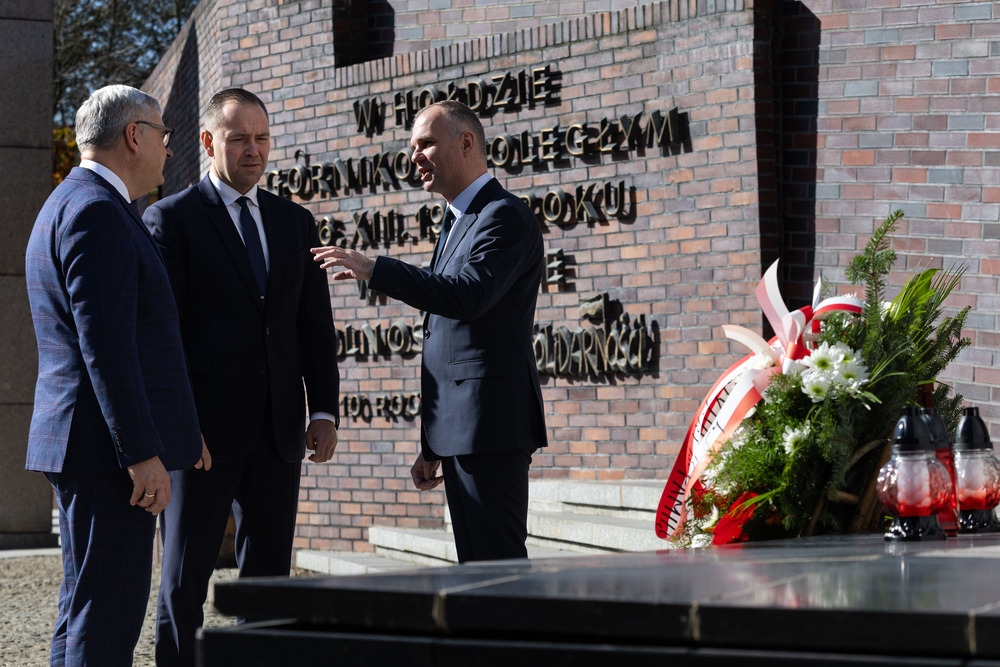 Uroczystość wręczenia Krzyży Wolności i Solidarności. Na zdj. prezes IPN dr Karol Nawrocki, dyrektor katowickiego oddziału IPN Andrzej Sznajder i dyrektor Śląskiego Centrum Wolności i Solidarności Robert Ciupa – Katowice, 17 października 2024. Fot. Mikołaj Bujak (IPN)