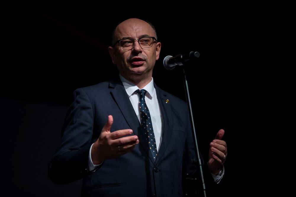 Spektakl „Trzy razy ON. Rzecz o Wincentym Witosie” – Przeworsk, 17 października 2024. Na zdj. zastępca prezesa IPN dr Mateusz Szpytma. Fot. Sławek Kasper (IPN)