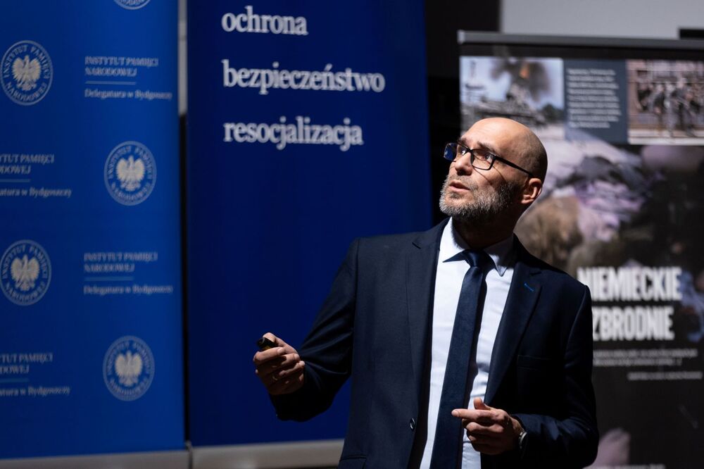 Współpraca IPN z Zakładem Karnym w Potulicach – 18 października 2024. Na zdj. kierownik Referatu Edukacji Narodowej z Delegatury IPN w Bydgoszczy Mirosław Sprenger. Fot. Mikołaj Bujak (IPN)