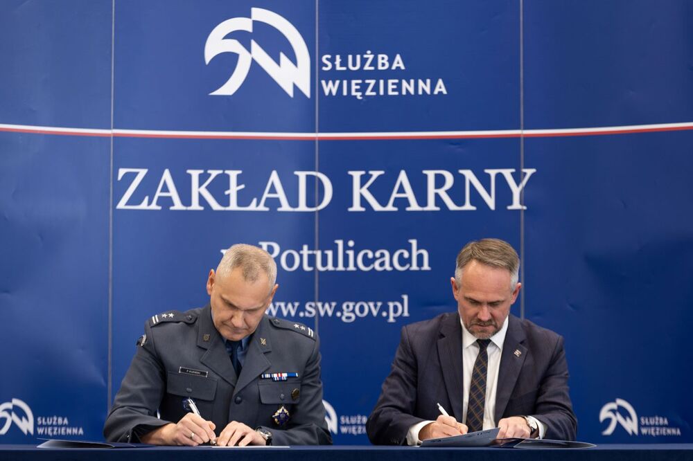 Współpraca IPN z Zakładem Karnym w Potulicach – 18 października 2024. Na zdj. od lewej dyrektor Zakładu Karnego ppłk. Piotr Kijewski, dyrektor Instytutu Pamięci Narodowej Oddział w Gdańsku dr Marek Szymaniak. Fot. Mikołaj Bujak (IPN)