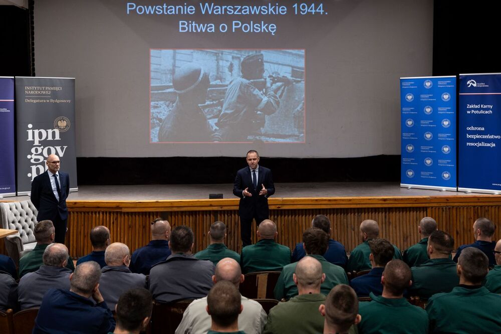 Współpraca IPN z Zakładem Karnym w Potulicach – 18 października 2024. Na zdj. po środku prezes IPN dr Karol Nawrocki. Fot. Mikołaj Bujak (IPN)