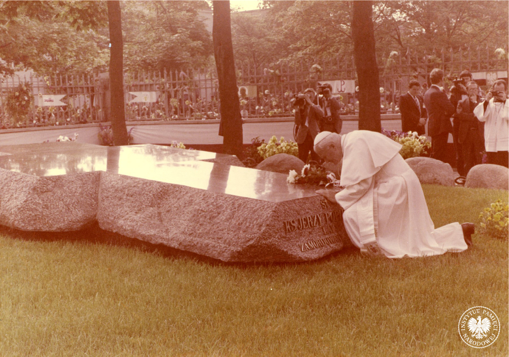 Trzecia pielgrzymka Jana Pawła II do Polski, 14 czerwca 1987. Ojciec Święty modli się przed grobem księdza Jerzego Popiełuszki na terenie kościoła św. Stanisława Kostki w Warszawie. Fot. z zasobu AIPN