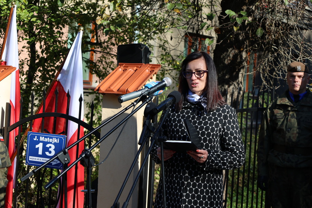 Uroczystości upamiętniające mjr Alicję Wnorowską. Na zdj. wnuczka Alicji Wnorowskiej – Agnieszka Wnorowska – Przemyśl, 20 października 2024. Fot. Katarzyna Gajda-Bator (IPN)