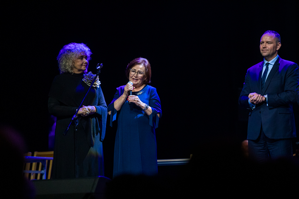 Widowisko muzyczne „Nauka o miłości, odwadze i Krzyżu”. Na zdj. (C) Bogusława Gora z ówczesnego ZSR w Miętnem, która po poparciu strajkującej młodzieży straciła pracę w szkole – Lublin, 22 października 2024. Fot. Sławek Kasper (IPN)