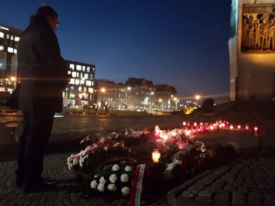 Dyrektor Oddziału IPN w Gdańsku, prof. Mirosław Golon, złożył kwiaty pod pomnikiem Poległych Stoczniowców w 36. rocznicę wprowadzenia stanu wojennego
