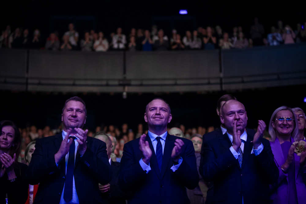 Widowisko muzyczne „Nauka o miłości, odwadze i Krzyżu”. Na zdj. (od lewej) Przemysław Czarnek, Karol Nawrocki i Robert Derewenda – Lublin, 22 października 2024. Fot. Sławek Kasper (IPN)