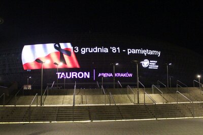 Iluminacja IPN na ekranach Tauron Arena upamiętniającą wprowadzenie stanu wojennego w Polsce