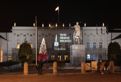 W oknie Pałacu Prezydenckiego 13 grudnia o godzinie 19.30 zapłonęła świeca – symbol pamięci o Ofiarach stanu wojennego. Fot. Piotr Życieński (IPN)