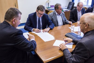 Podpisanie umowy dotyczącej przejęcia przez IPN budynku katowni przy Strzeleckiej 8. Fot. Sławomir Kasper (IPN)