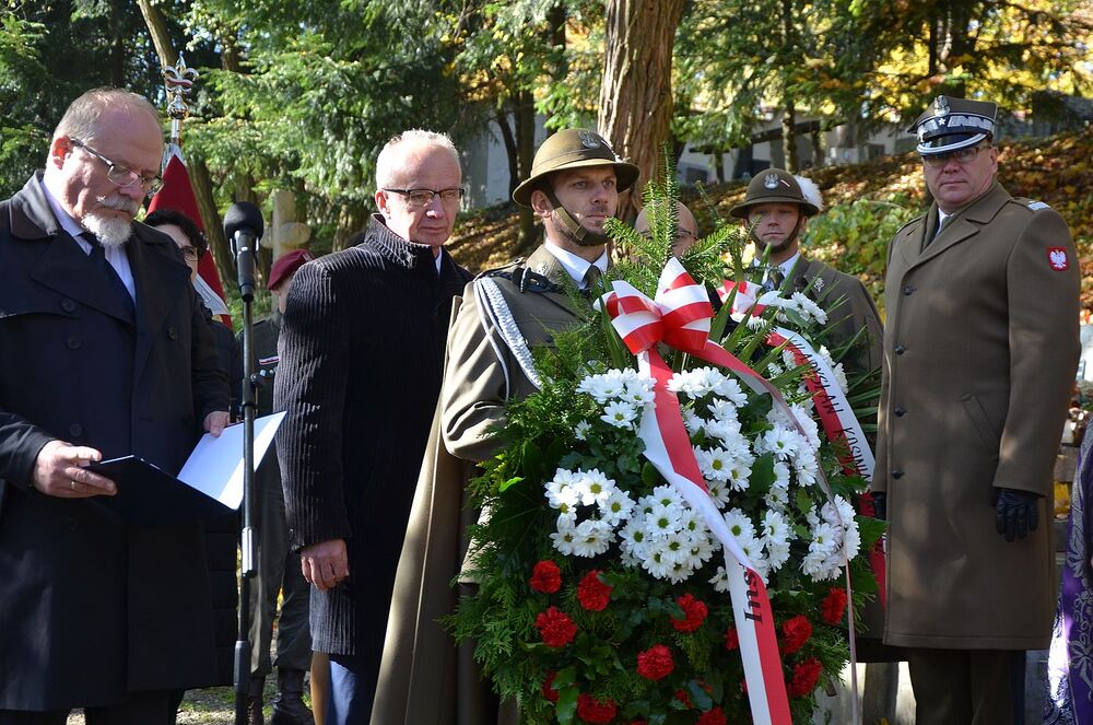 Uroczystości pogrzebowe Tadeusza Kościółka, ofiary terroru komunistycznego. Na zdj. od lewej: dyrektor Biura Upamiętniania Walk i Męczeństwa IPN Adam Siwek i zastępca prezesa IPN dr hab. Krzysztof Szwagrzyk – Kraków, 25 października 2024. Fot. Janusz Ślęzak (IPN)