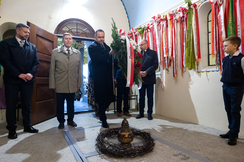 Prezes IPN dr Karol Nawrocki złożył wieniec na grobie Wincentego Witosa w Wierzchosławicach – 26 października 2024. Fot. Sławek Kasper (IPN)