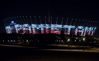 Specjalna iluminacja stadionu PGE Narodowego w Warszawie. Fot.PAP/Marcin Obara