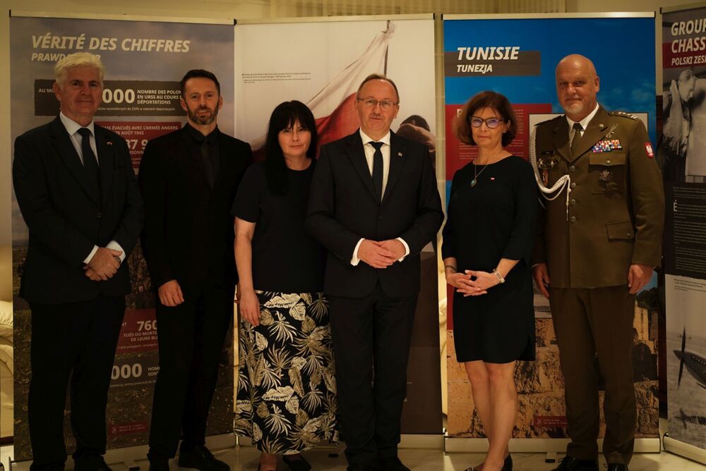 Delegacja Instytutu Pamięci Narodowej w Tunezji – 28–29 października 2024. Na zdj. od lewej I sekretarz Ambasady RP w Tunisie Piotr Poraziński, zastępca dyrektora Biura Współpracy Międzynarodowej IPN dr Mateusz Marek, zastępca dyrektora Biura Upamiętniania Walk i Męczeństwa IPN Joanna Sulej-Piskorz, zastępca prezesa IPN dr hab. Karol Polejowski, Ambasador Nadzwyczajny i Pełnomocny Rzeczypospolitej Polskiej w Tunezji Justyna Porazińska, Attaché obrony, wojskowy, morski i lotniczy Ambasady RP w Algierze płk Dariusz Pita. Fot. Mateusz Niegowski (IPN)