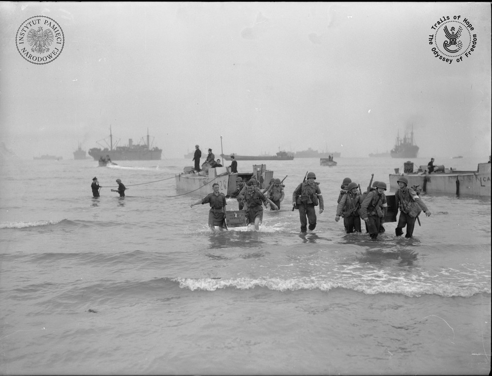 Lądowanie wojsk sprzymierzonych na plaży w okolicy miasta Oran, Algieria, 8–16 XI 1942 r. (fot. Imperial War Museum)