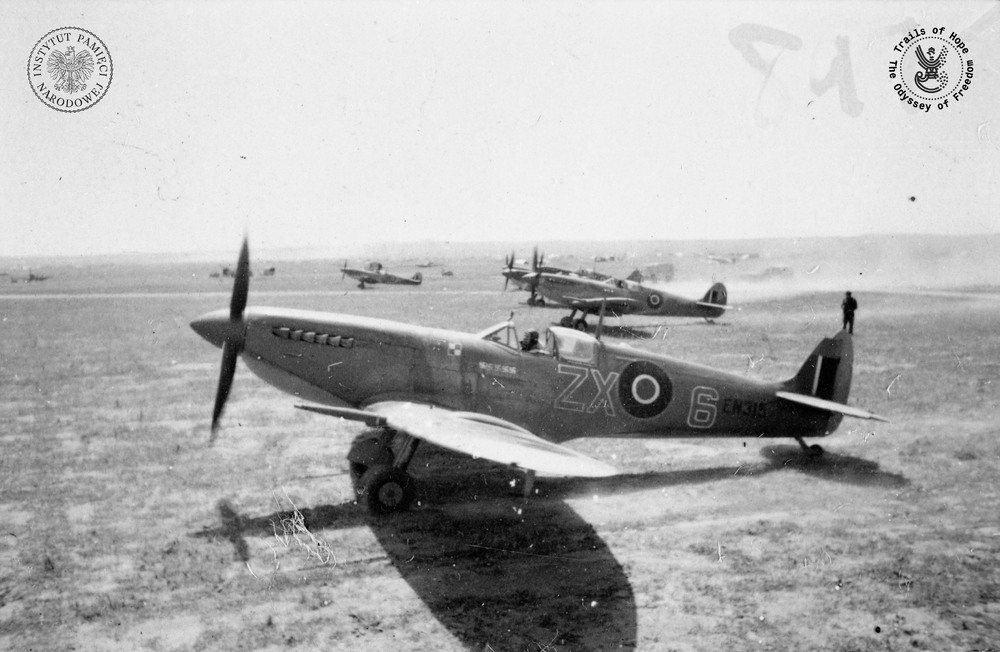 Supermarine Spitfire ZX-6 pilotowany przez Stanisława Skalskiego, lotnisko Goubrine, Tunezja, 1943 r. (fot. Imperial War Museum)