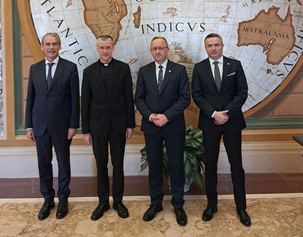Delegacja IPN w Rzymie – 25–26 października 2024. Na zdj. Od lewej: dyr. Archiwum Historycznego Sekretariatu Stanu dr Johan Ickx, podsekretarz Sekcji ds. Relacji z Państwami Sekretariatu Stanu dr ks. prał. dr Mirosław Wachowski, zastępca Prezesa IPN dr hab. Karol Polejowski, dyrektor BBH IPN dr Sebastian Pilarski. Fot. ks. dr Adam Szpotański (OBBH IPN we Wrocławiu)