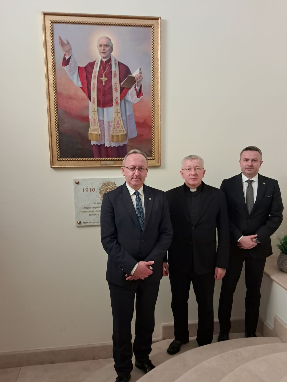 Delegacja IPN w Rzymie – 25–26 października 2024. Na zdj. od lewej: zastępca Prezesa IPN dr hab. Karol Polejowski, rektor PPIK ks. dr Adam Sycz, dyrektor BBH IPN dr Sebastian Pilarski. Fot. ks. dr Adam Szpotański (OBBH IPN we Wrocławiu)