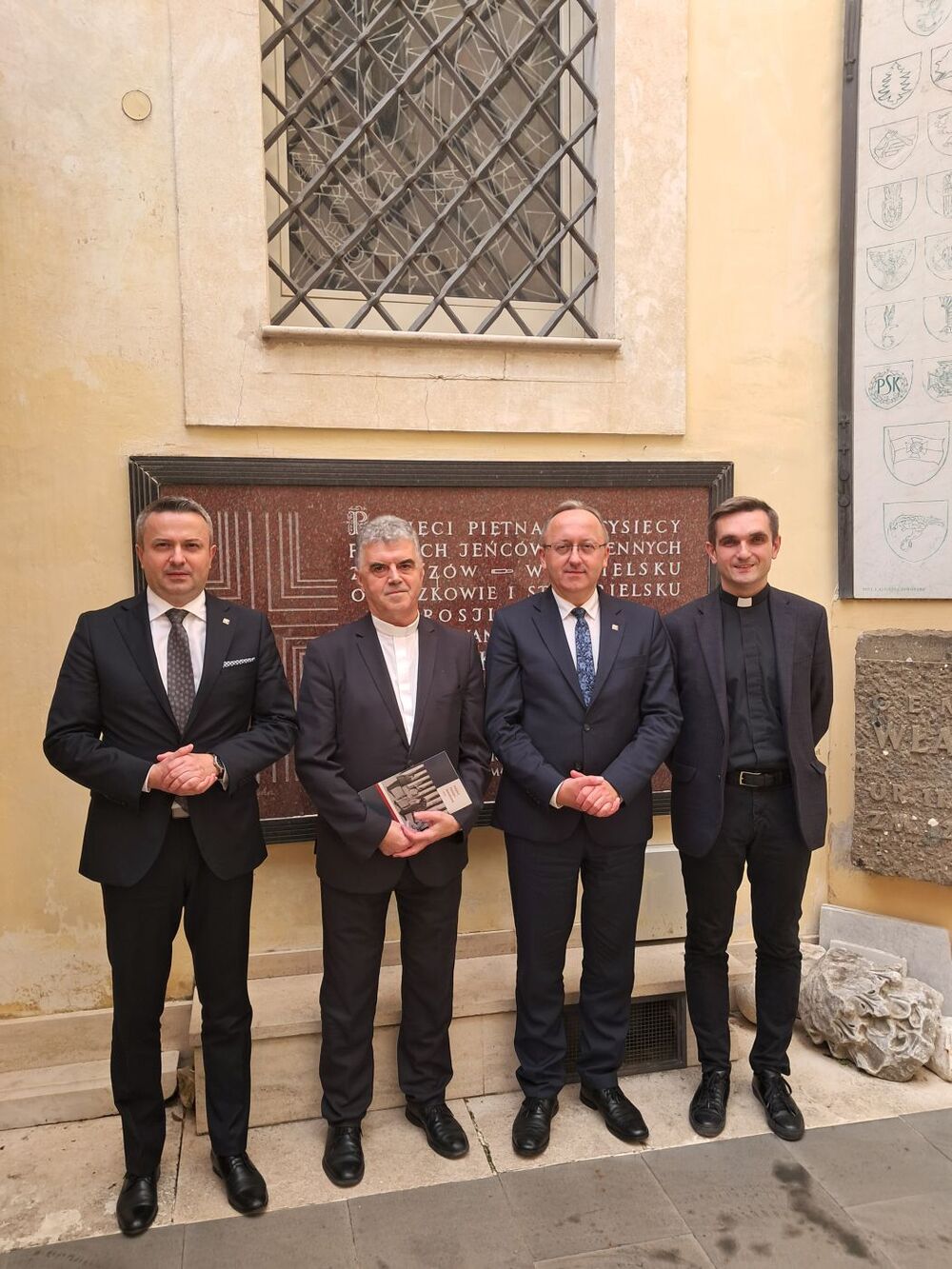 Delegacja IPN w Rzymie – 25–26 października 2024. Na zdj. od lewej: dyrektor BBH IPN dr Sebastian Pilarski, rektor Kolegium Polskiego w Rzymie ks. prał. Jan Główczyk, zastępca Prezesa IPN dr hab. Karol Polejowski, administrator Kościoła i Hospicjum św. Stanisława Biskupa i Męczennika w Rzymie ks. Tomasz Jarosz. Fot. ks. dr Adam Szpotański (OBBH IPN we Wrocławiu)