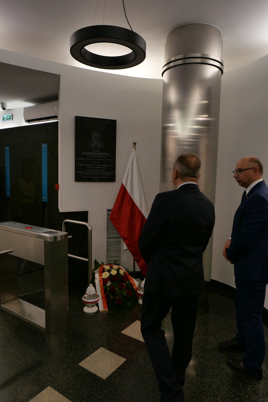 Zastępcy prezesa IPN: dr hab. Karol Polejowski i dr Mateusz Szpytma składają kwiaty pod tablicą upamiętniającą Janusza Kurtykę – Warszawa, 31 października 2024. Fot. Krzysztof Wojciechowski (IPN)